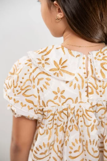 Vestido Infantil Bordado Dourado com Gola Rendado