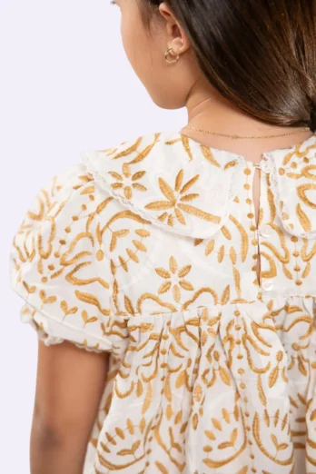 Vestido Infantil Bordado Dourado com Gola Rendado