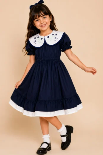 Vestido Infantil Margarida Azul com Gola Bordada à Mão