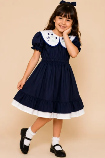 Vestido Infantil Margarida Azul com Gola Bordada à Mão