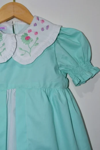 Vestido Infantil Margarida com Babado Duplo Bordado à Mão