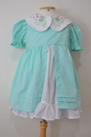 Vestido Infantil Margarida com Babado Duplo Bordado à Mão