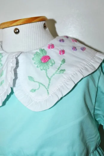 Vestido Infantil Margarida com Babado Duplo Bordado à Mão