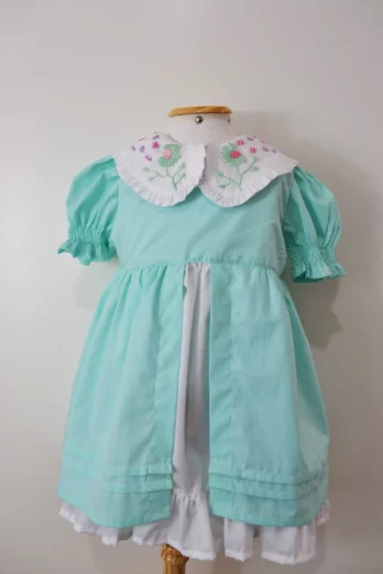 Vestido Infantil Margarida com Babado Duplo Bordado à Mão