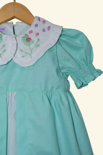 Vestido Infantil Margarida com Babado Duplo Bordado à Mão