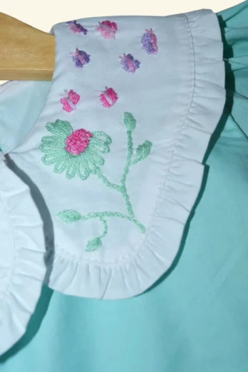 Vestido Infantil Margarida com Babado Duplo Bordado à Mão