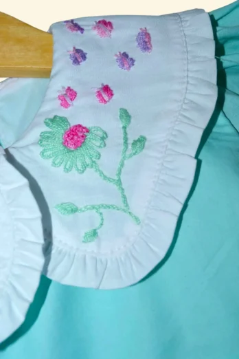 Vestido Infantil Margarida com Babado Duplo Bordado à Mão