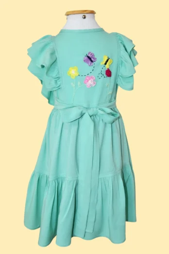 Vestido Infantil Verde Babados Encanto Floral Bordado à Mão