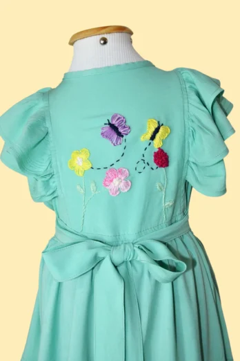 Vestido Infantil Verde Babados Encanto Floral Bordado à Mão