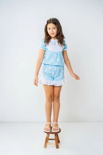 Conjunto Infantil de Mangas Curtas Gola Redonda e Short com Babados 