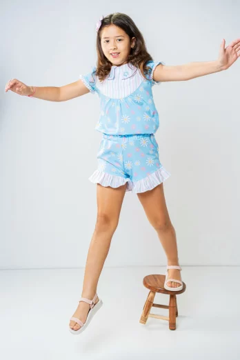 Conjunto Infantil de Mangas Curtas Gola Redonda e Short com Babados 