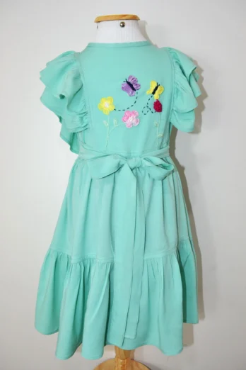 Vestido Infantil Verde Babados Encanto Floral Bordado à Mão