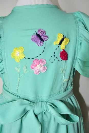 Vestido Infantil Verde Babados Encanto Floral Bordado à Mão