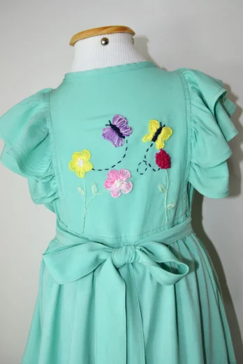 Vestido Infantil Verde Babados Encanto Floral Bordado à Mão
