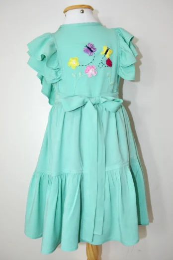 Vestido Infantil Verde Babados Encanto Floral Bordado à Mão