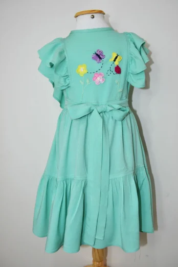 Vestido Infantil Verde Babados Encanto Floral Bordado à Mão